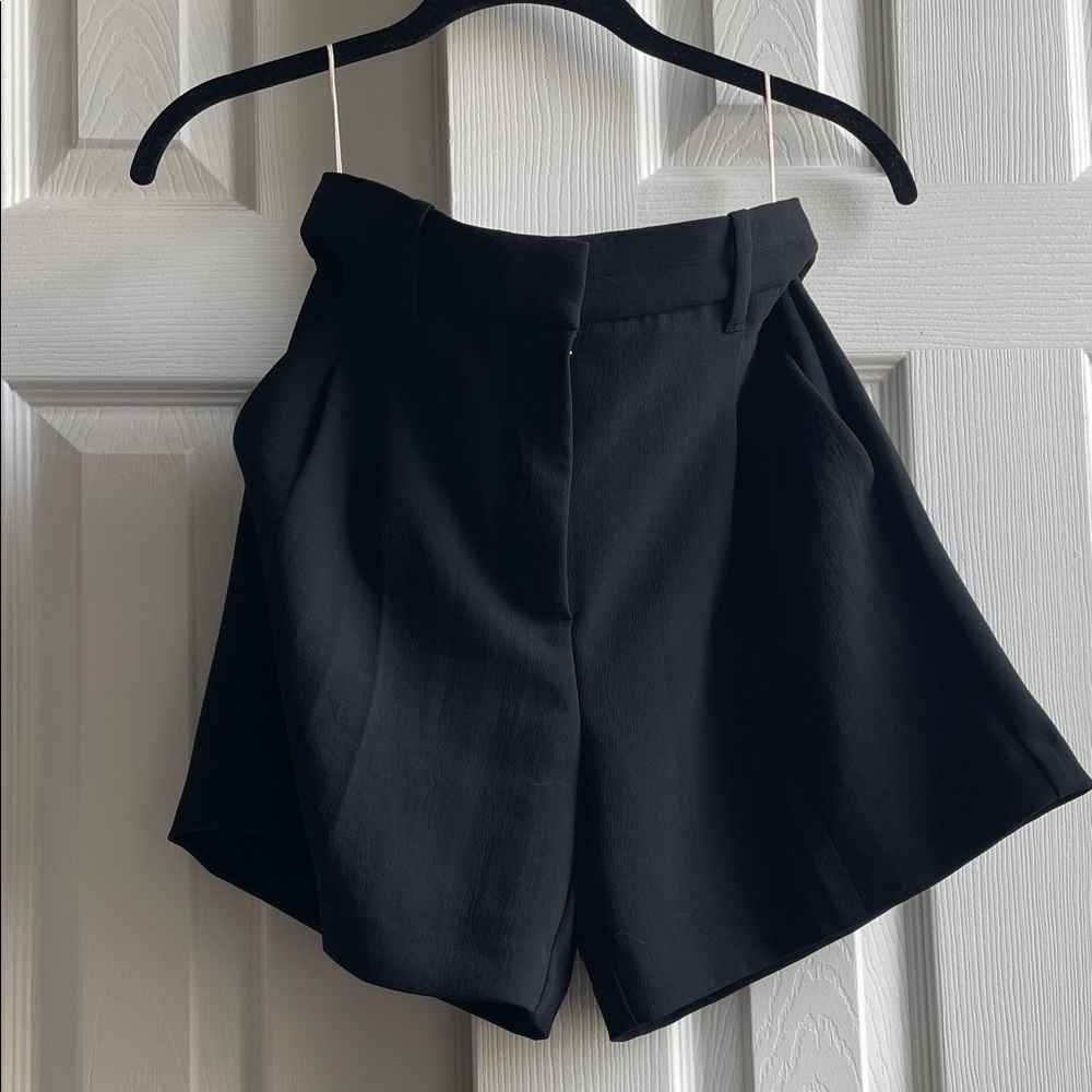 Aritzia Effrtless Shorts Mid-Thigh